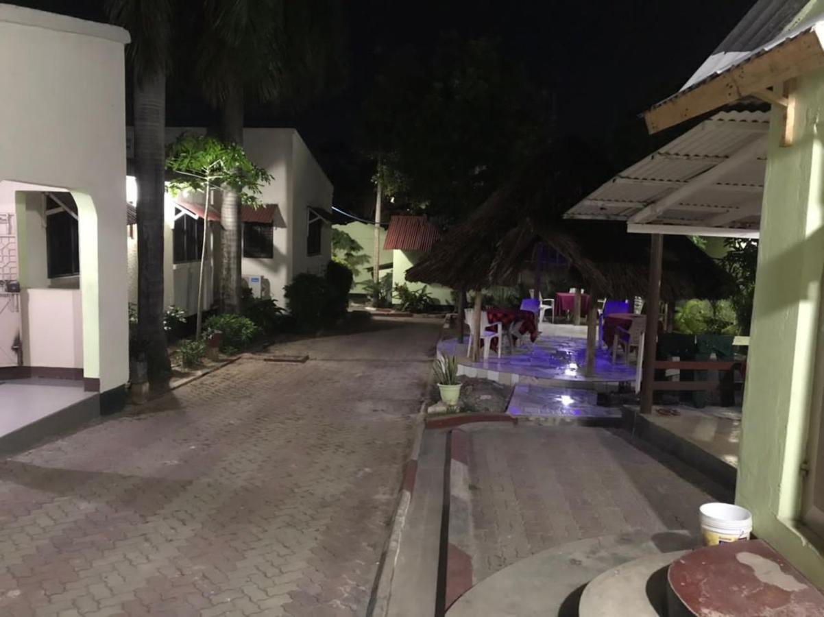 Bed and Breakfast L&J Modern Backpackers Kinondoni Dar es Salaam Esterno foto