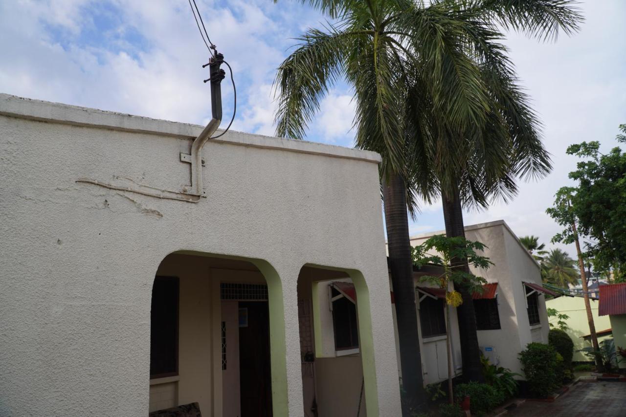 Bed and Breakfast L&J Modern Backpackers Kinondoni Dar es Salaam Esterno foto