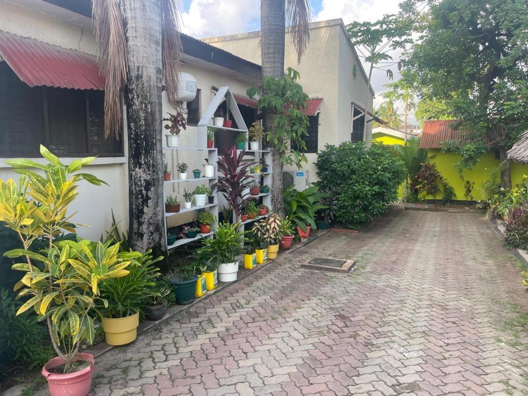 Bed and Breakfast L&J Modern Backpackers Kinondoni Dar es Salaam Esterno foto