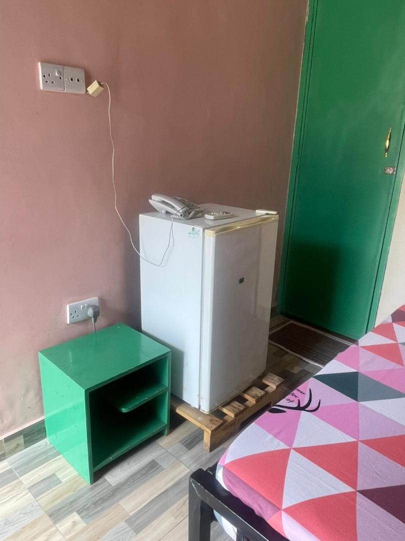 Bed and Breakfast L&J Modern Backpackers Kinondoni Dar es Salaam Camera foto