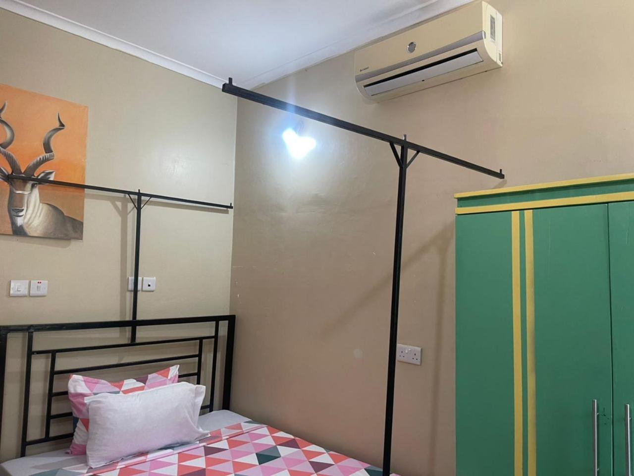 Bed and Breakfast L&J Modern Backpackers Kinondoni Dar es Salaam Camera foto