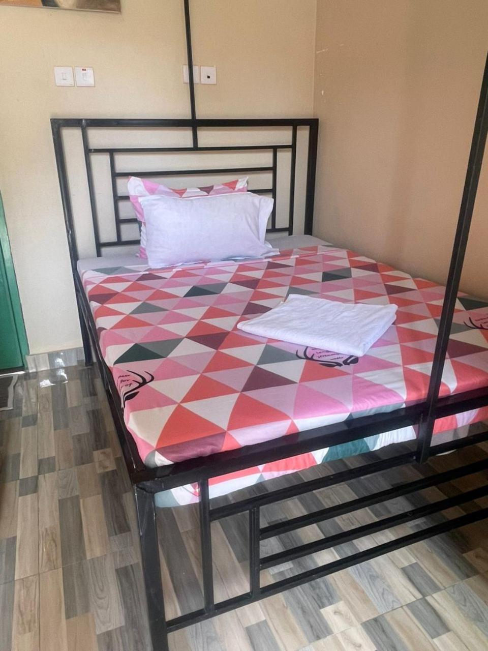 Bed and Breakfast L&J Modern Backpackers Kinondoni Dar es Salaam Camera foto